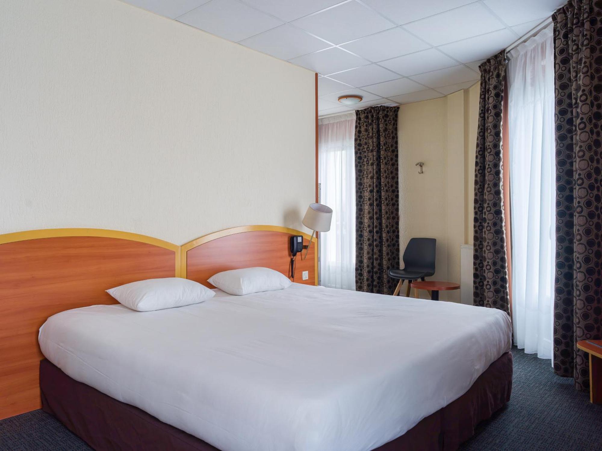 Kyriad Hotel Ламбаль Экстерьер фото